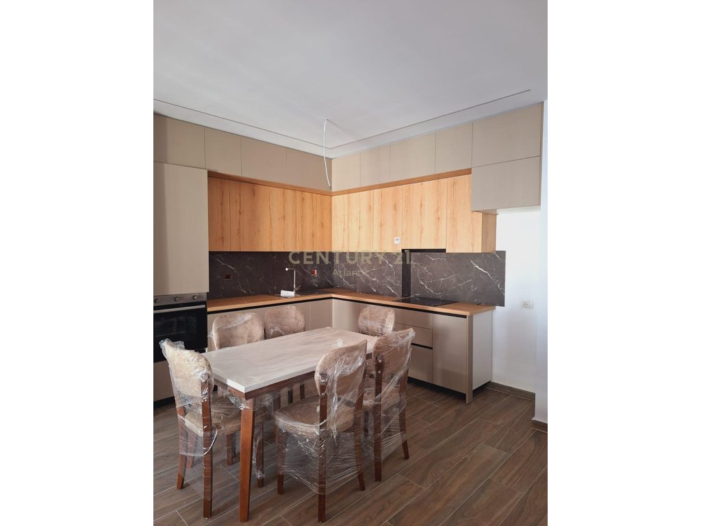 Apartament 2+1 Me Qira në Kamez Qender, Tiranë - 800€ | 128 m²