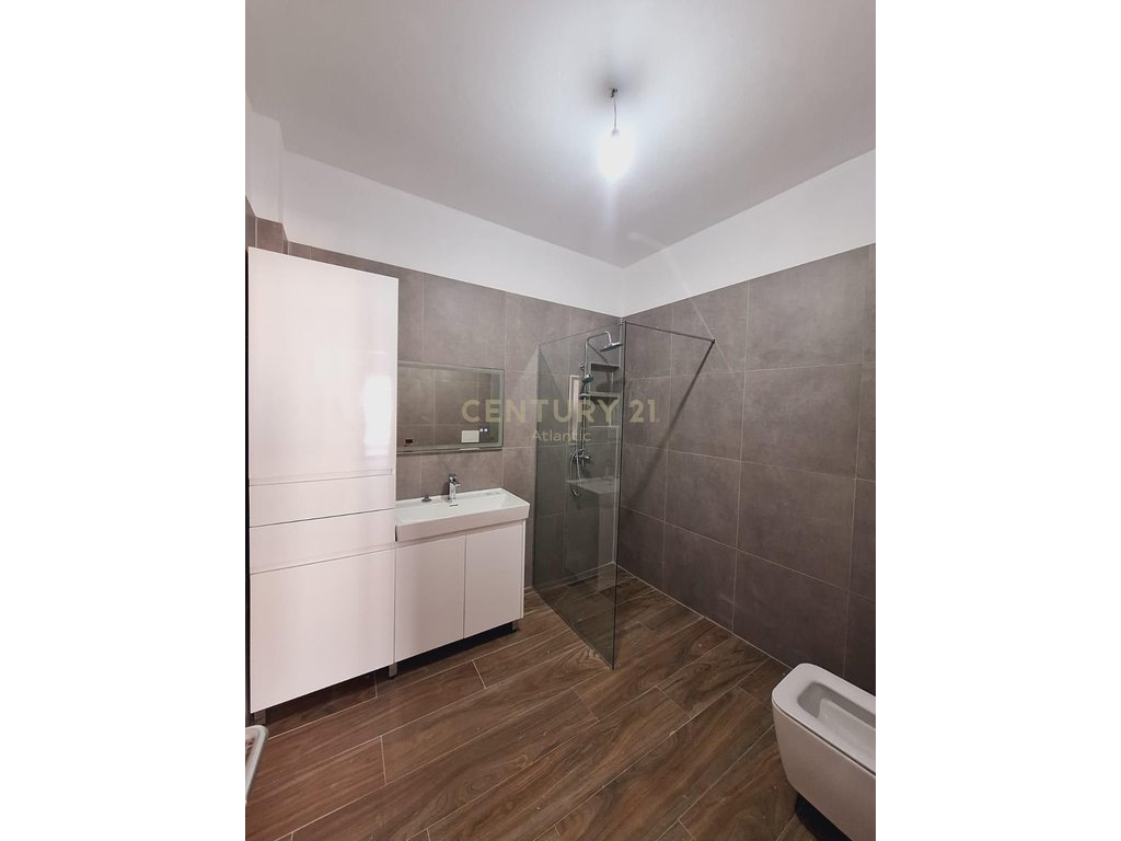 Apartament 2+1 Me Qira në Kamez Qender, Tiranë - 800€ | 128 m²