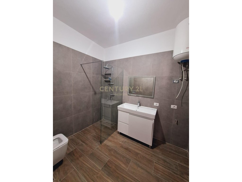 Apartament 2+1 Me Qira në Kamez Qender, Tiranë - 800€ | 128 m²