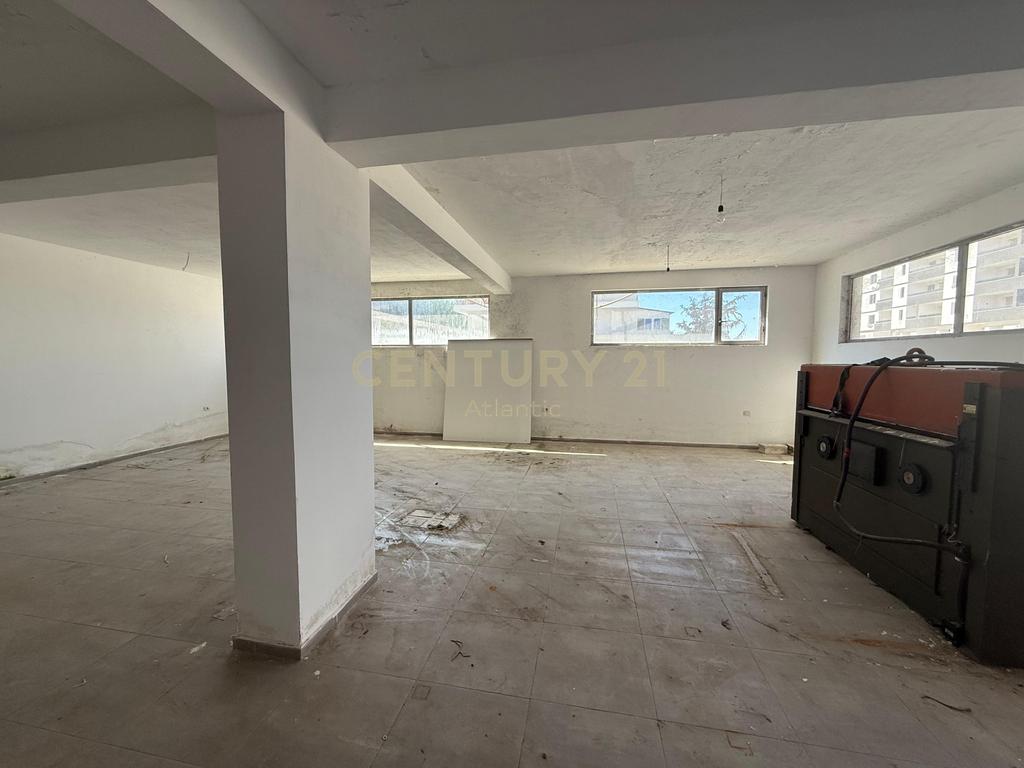 Golden Investment Opportunity in Golem – Business Unit 151.6 m² at a Bargain Price