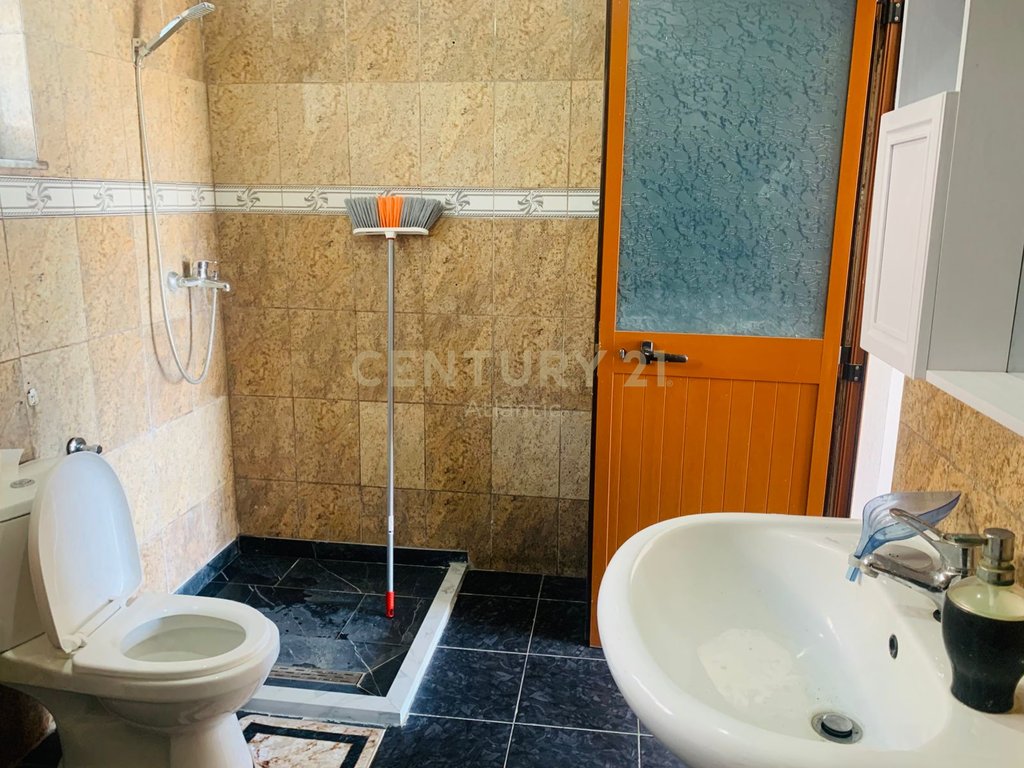 The first floor of a private house at Royal Gaz, former Kenete, is for rent.