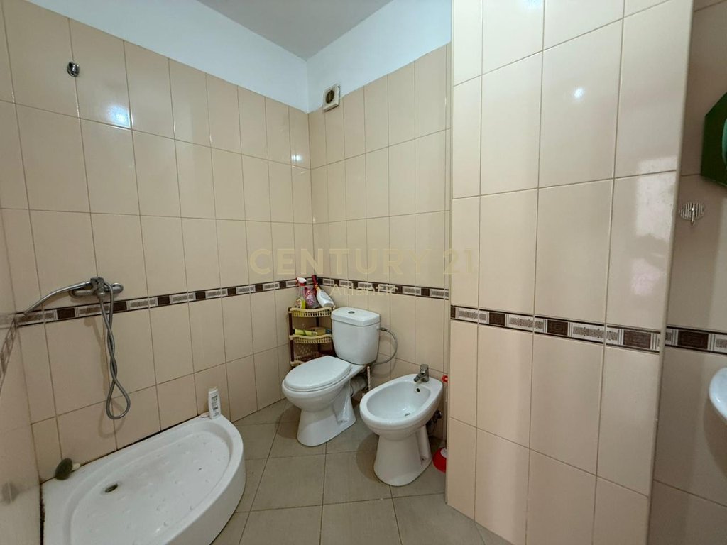 Jepet me qira apartament 2+1 me pamje deti ,Plazh Stacioni i parë, Durrës!