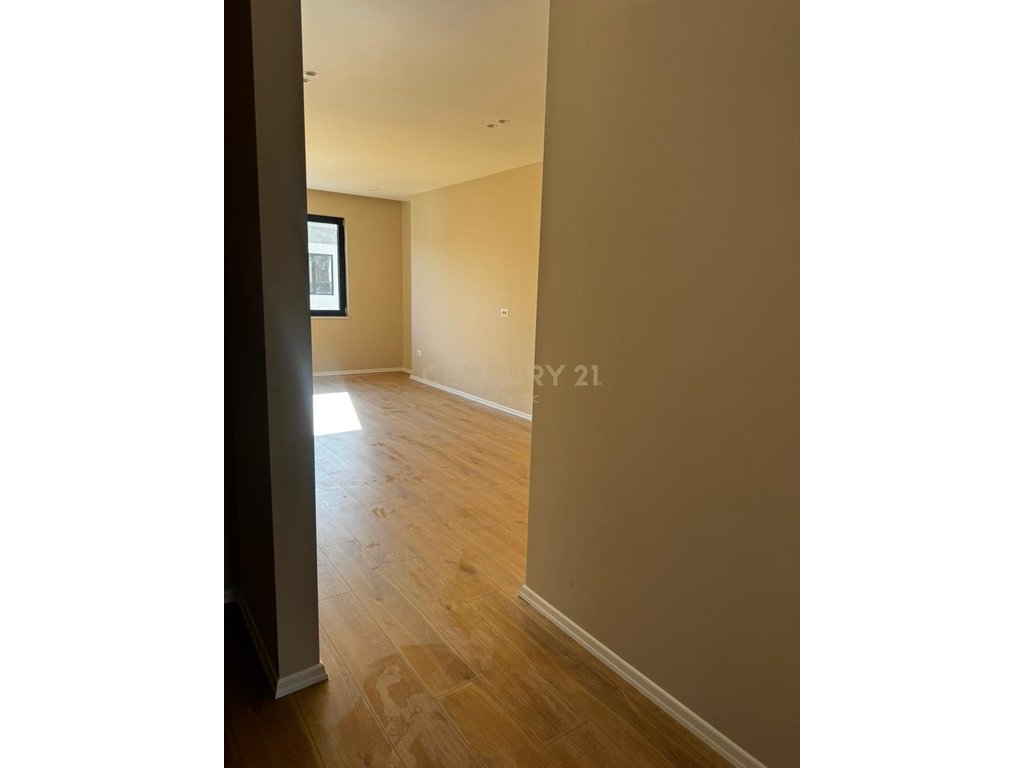 1+1 Apartment For Sale in Mali i Robit.