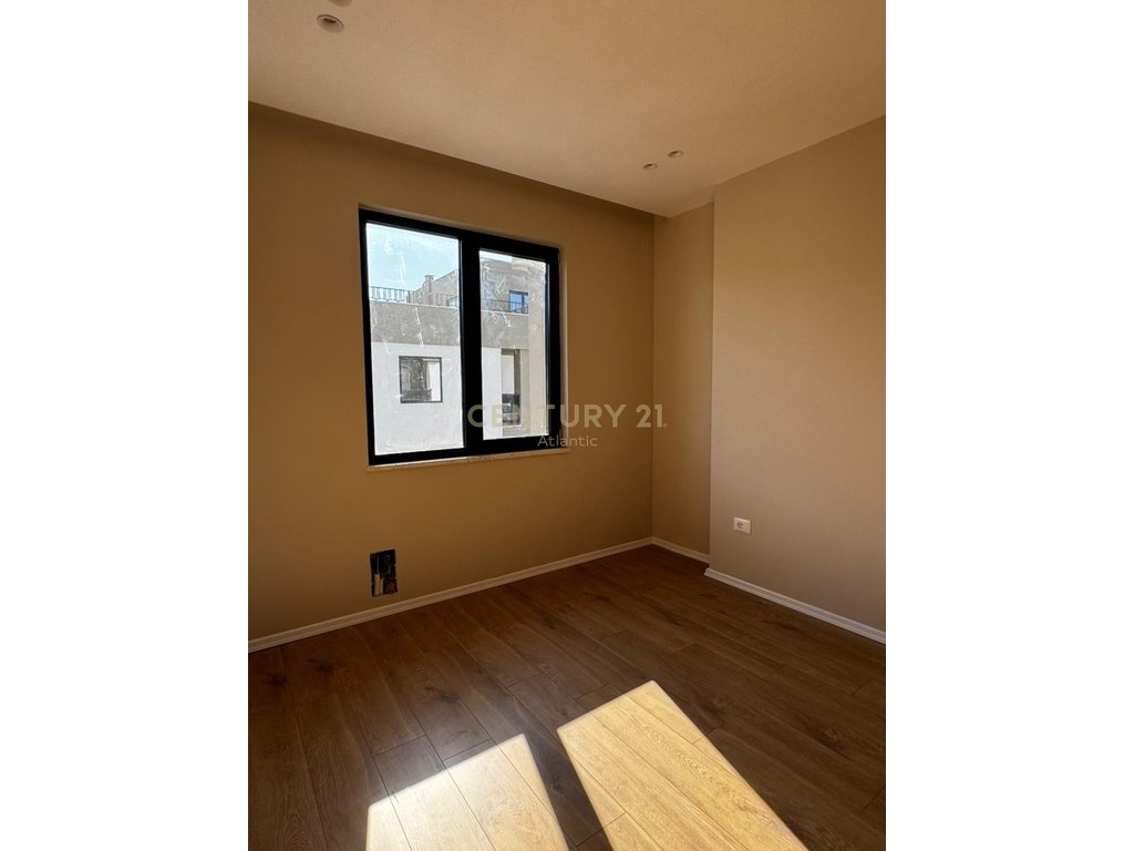 1+1 Apartment For Sale in Mali i Robit.
