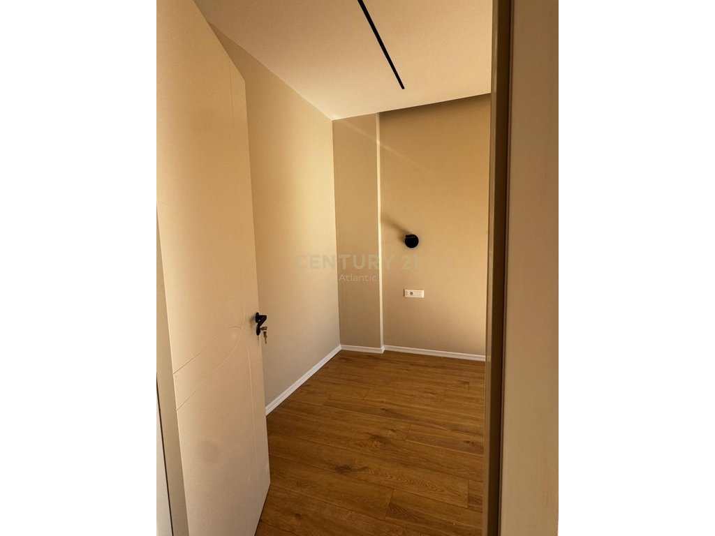 1+1 Apartment For Sale in Mali i Robit.