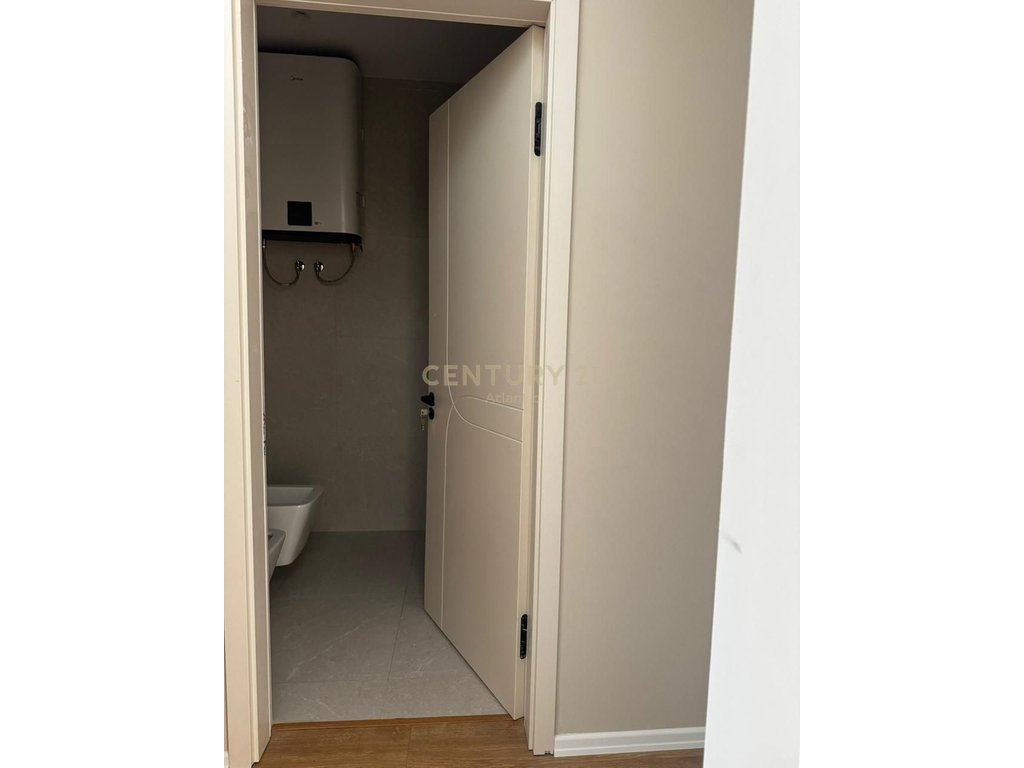 1+1 Apartment For Sale in Mali i Robit.