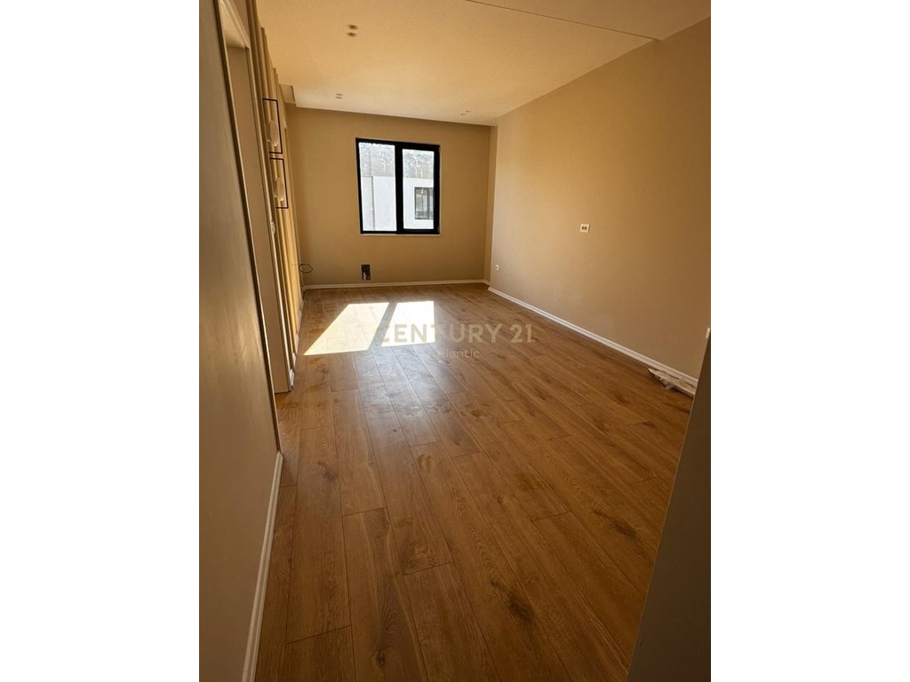 1+1 Apartment For Sale in Mali i Robit.