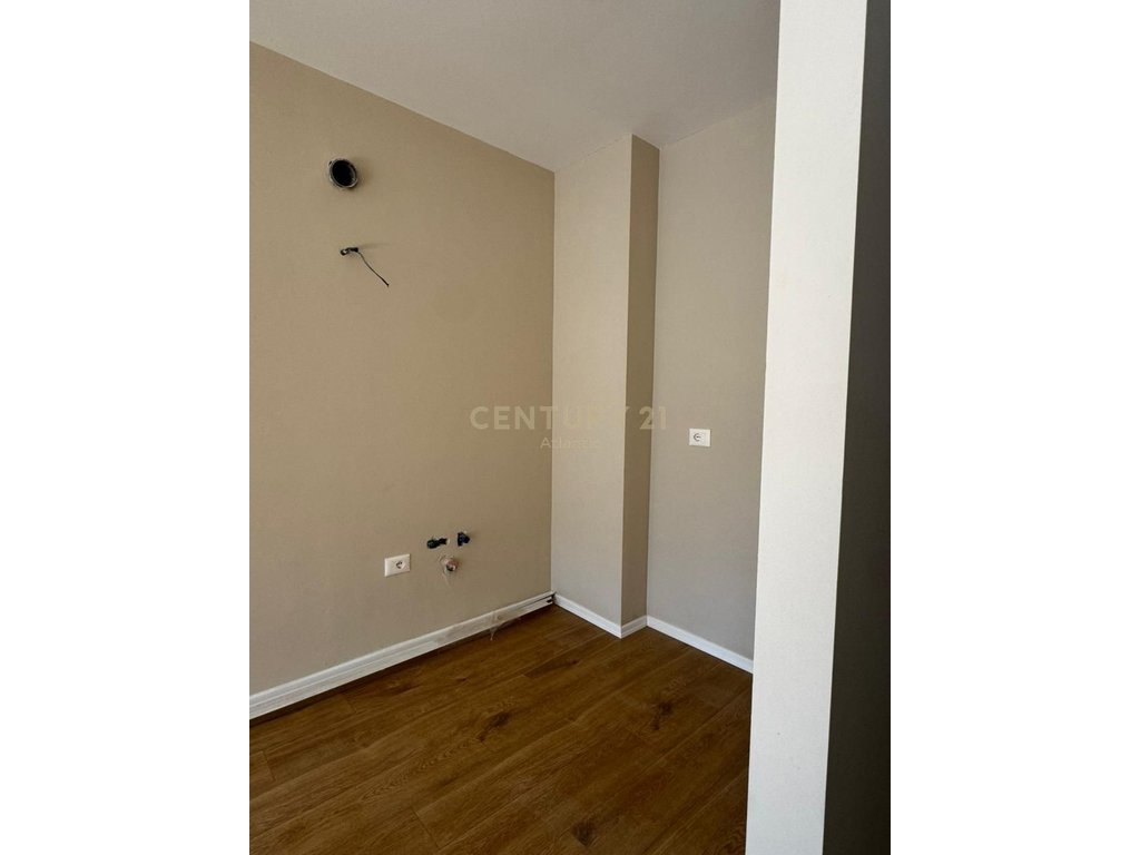 1+1 Apartment For Sale in Mali i Robit.