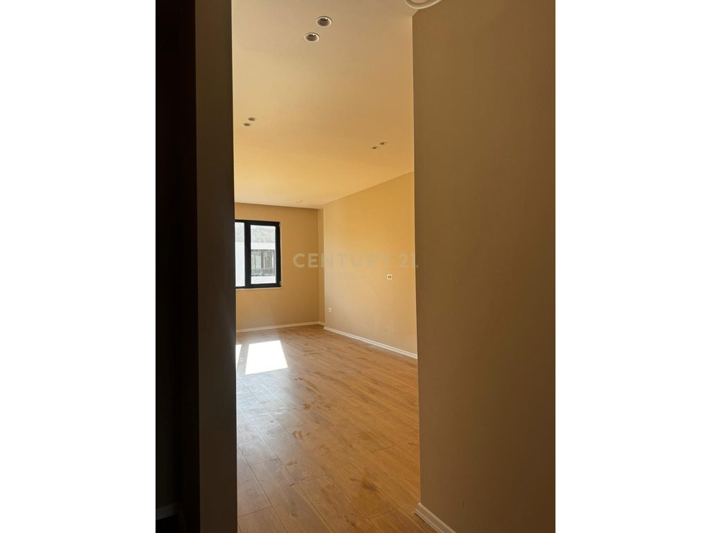 1+1 Apartment For Sale in Mali i Robit.