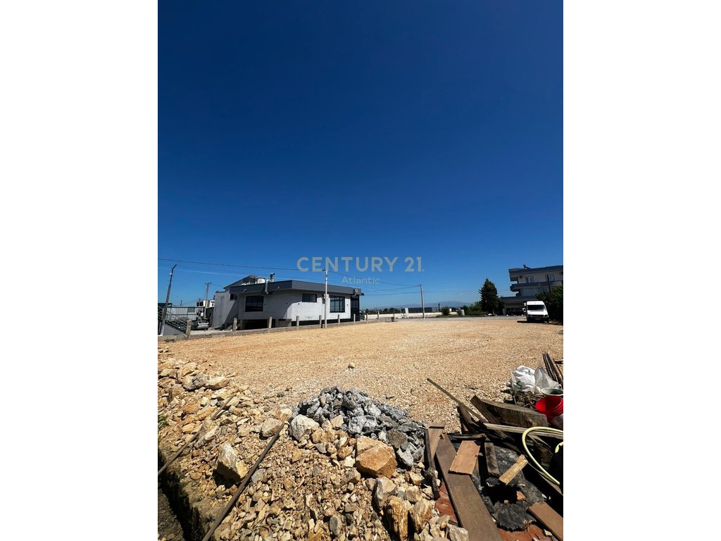 Land 1+1 For Rent in Fllake, 1km from the main road 550