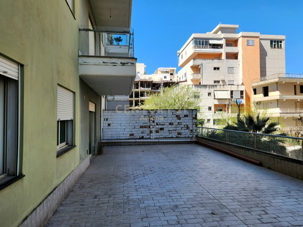 2+1 Apartment with Veranda for Sale at the "Green Tower" Complex, Vlora