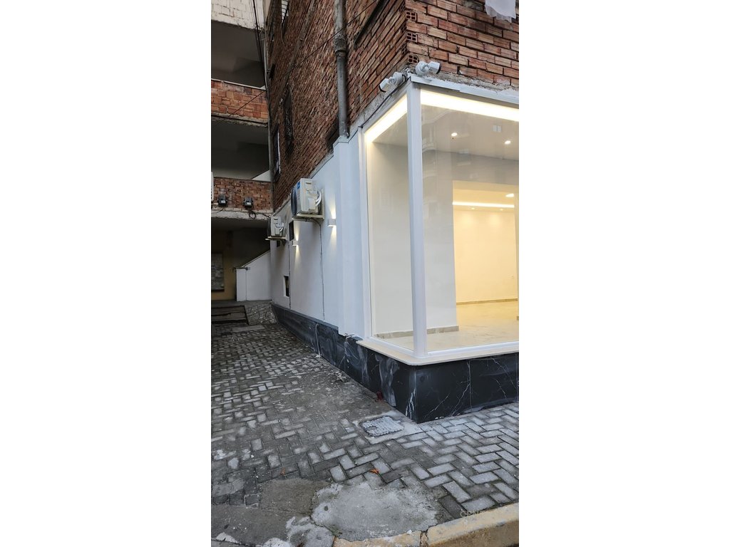 Commercial Space for Sale in Zone 21 Dhjetori