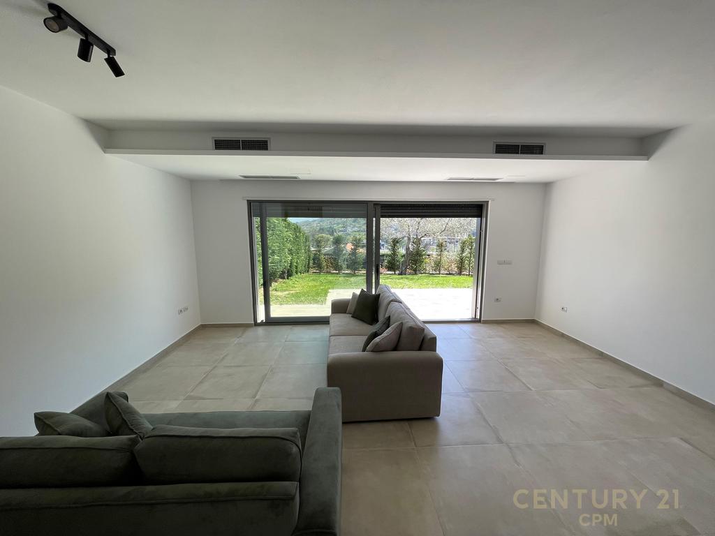 VILLA FOR RENT IN OLIVE GROVE!
