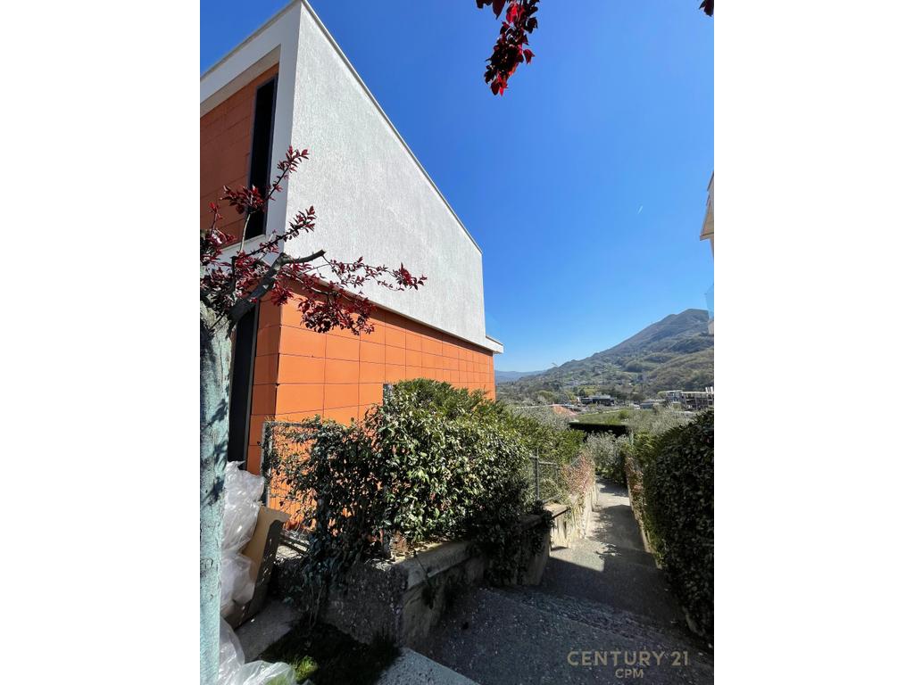 VILLA FOR RENT IN OLIVE GROVE!