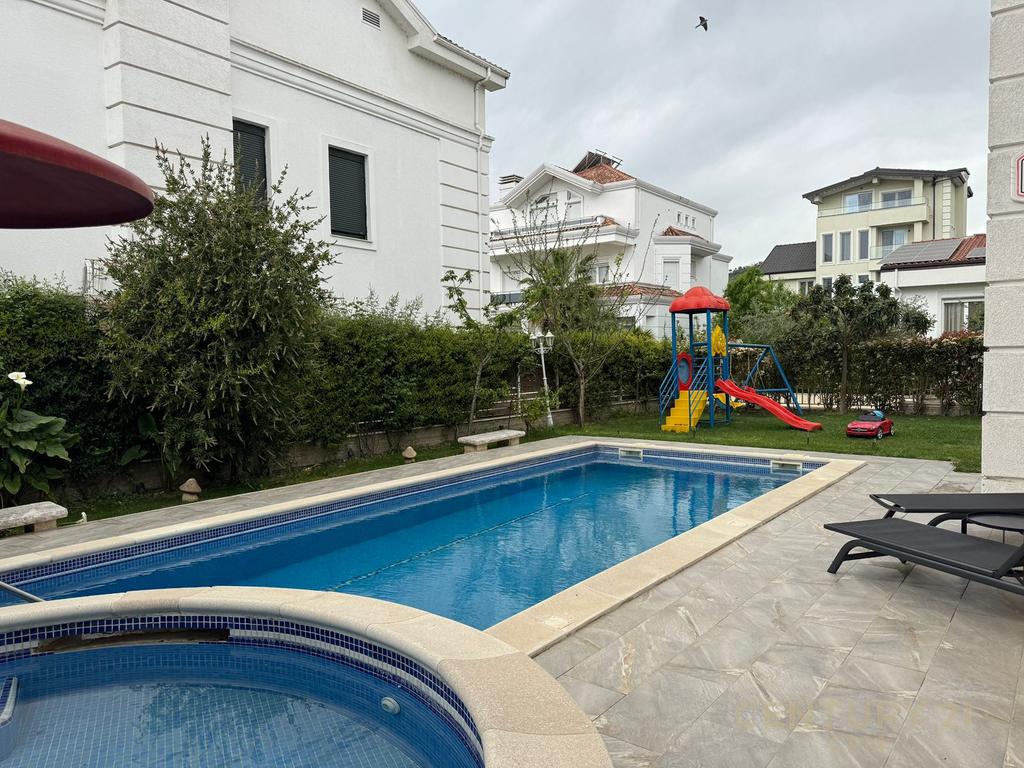 Individual villa with swimming pool for sale at Akacia Hills 2
