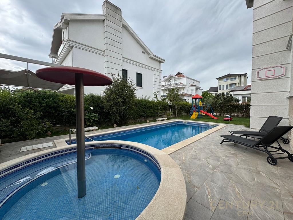 Individual villa with swimming pool for sale at Akacia Hills 2