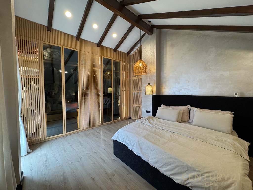 Individual villa with swimming pool for sale at Akacia Hills 2