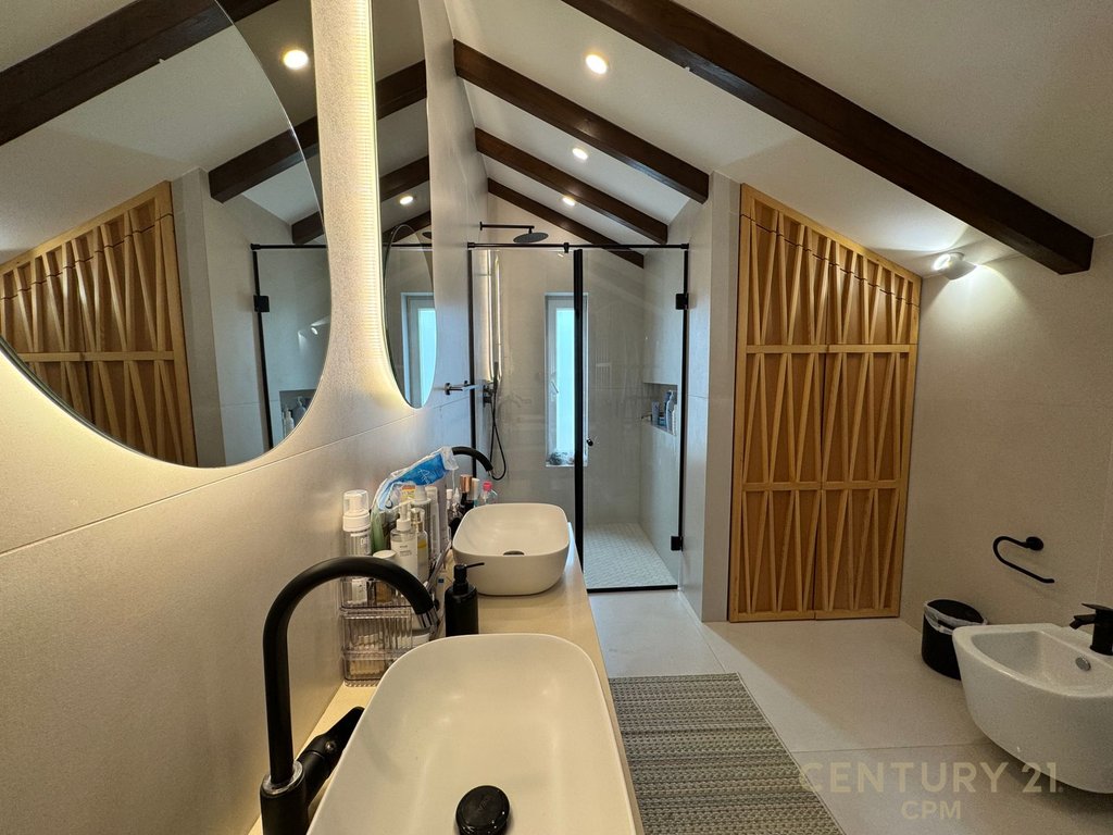 Individual villa with swimming pool for sale at Akacia Hills 2