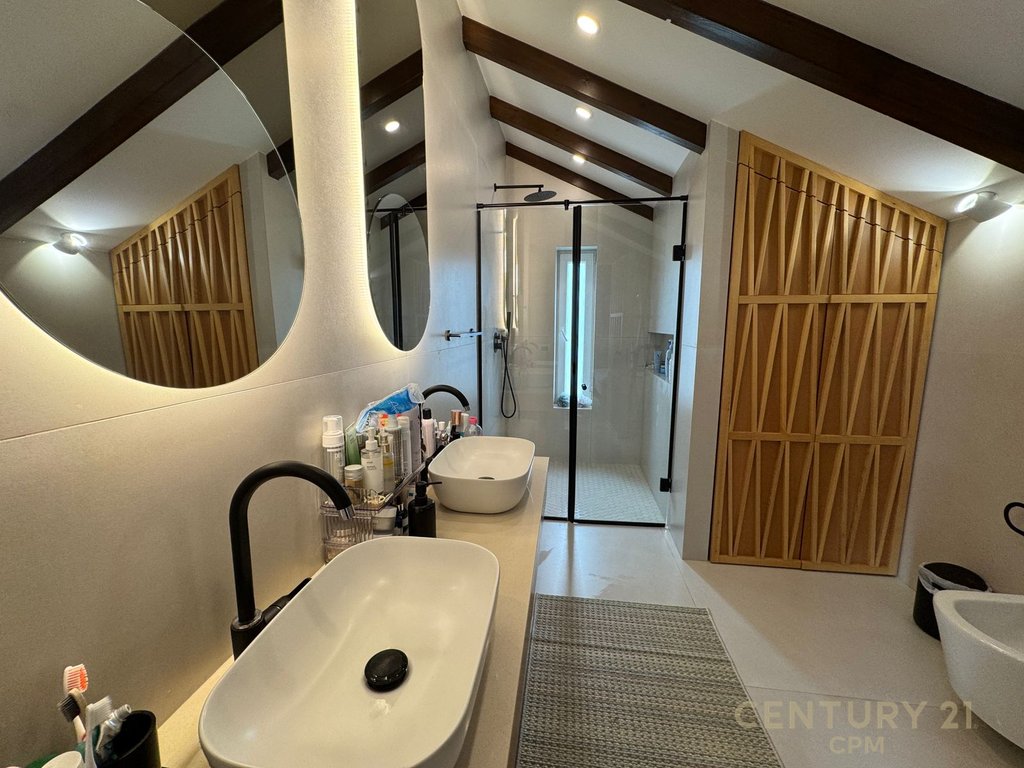 Individual villa with swimming pool for sale at Akacia Hills 2