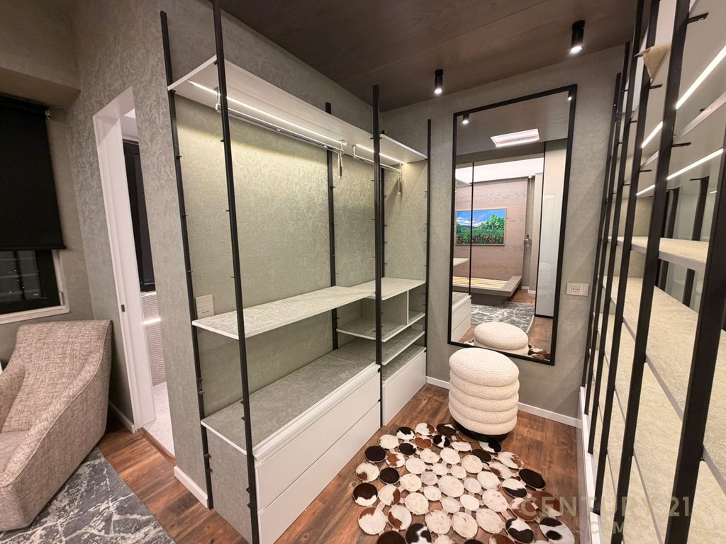 SHESIM SUPER APARTMENT AT AMBASSADOR 3!