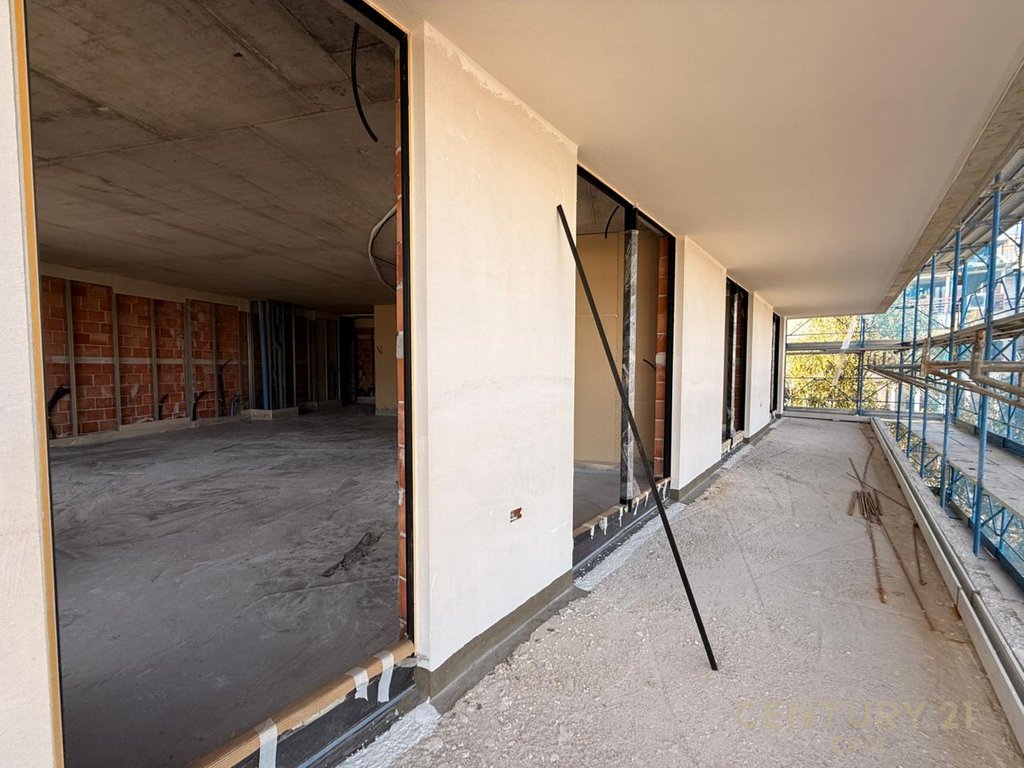 APARTMENT CHOICE 3+1+2+PARKING SPACE AT GRADIENT RESIDENCE WITH VIEW OF TIRANA LAKE!