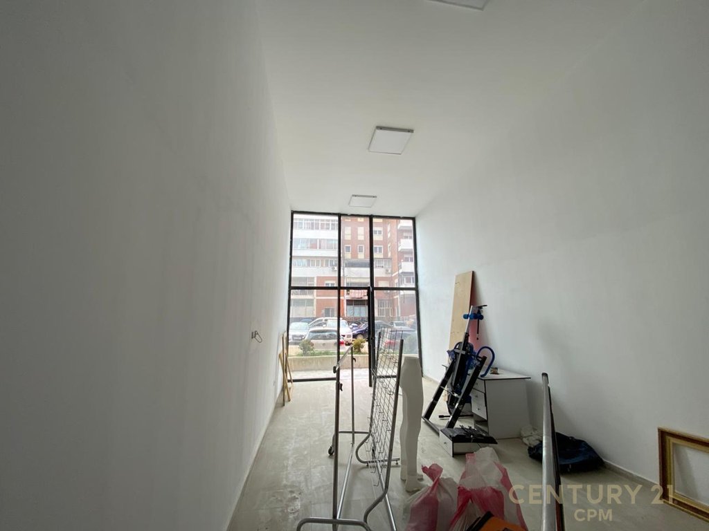 EXCLUSIVE! THE MUNICIPALITY OF PARIS COMMERCIAL UNIT FOR RENT