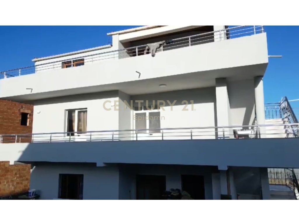 3-STOREY VILLA FOR SALE IN THE EX-KENETE!!