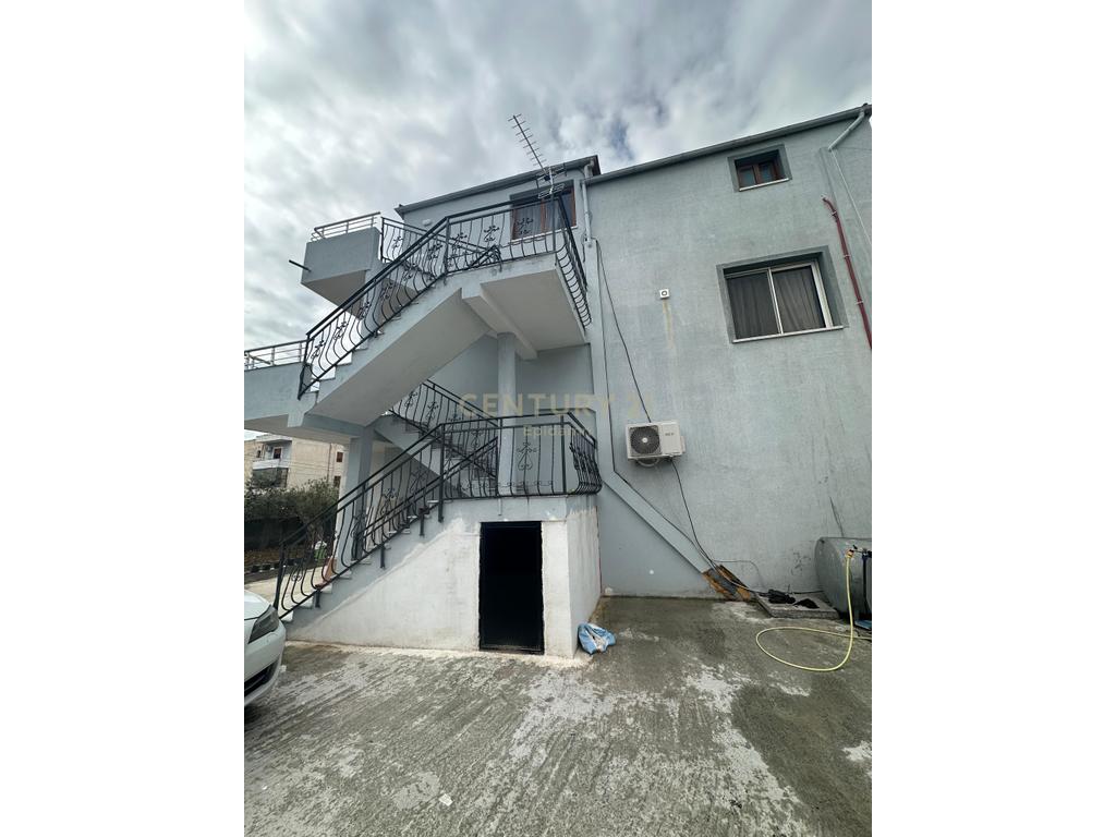 3-STOREY VILLA FOR SALE IN THE EX-KENETE!!