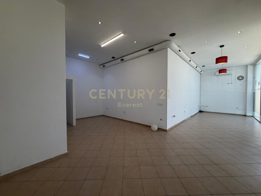 BLV. ZOGU I PARE, COMMERCIAL FOR RENT!
