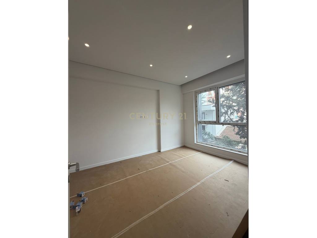 21 Dhjetori, Shesim Apartament 1+1!