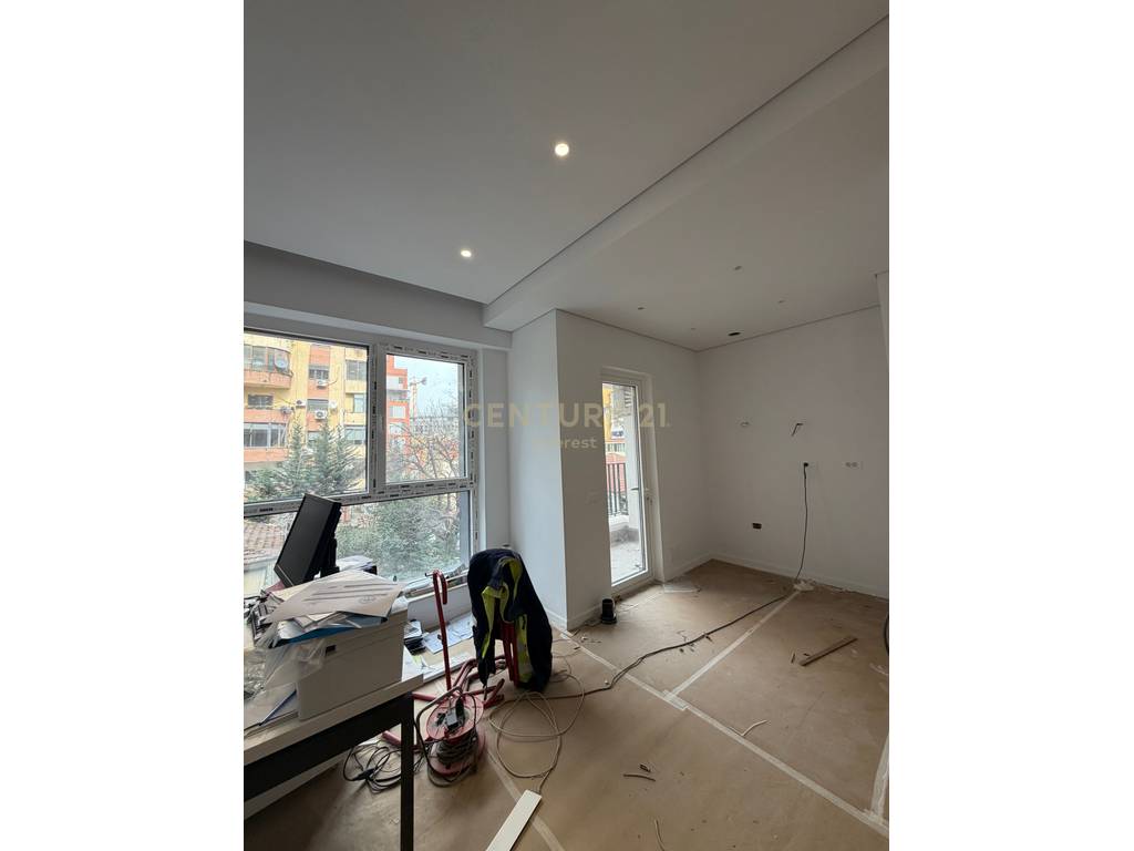 21 Dhjetori, Shesim Apartament 1+1!