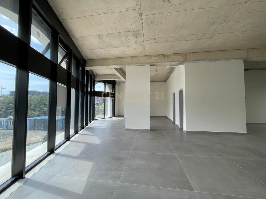 COMMERCIAL UNIT FOR RENT IN RIVER RESIDENCE!!