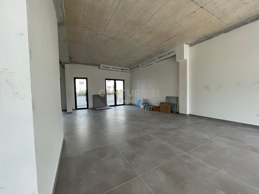 COMMERCIAL UNIT FOR RENT IN RIVER RESIDENCE!!
