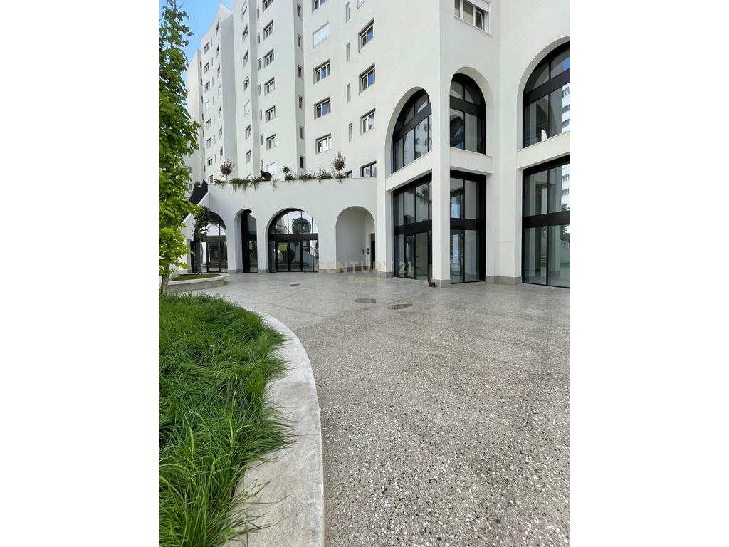 COMMERCIAL UNIT FOR RENT IN RIVER RESIDENCE!!