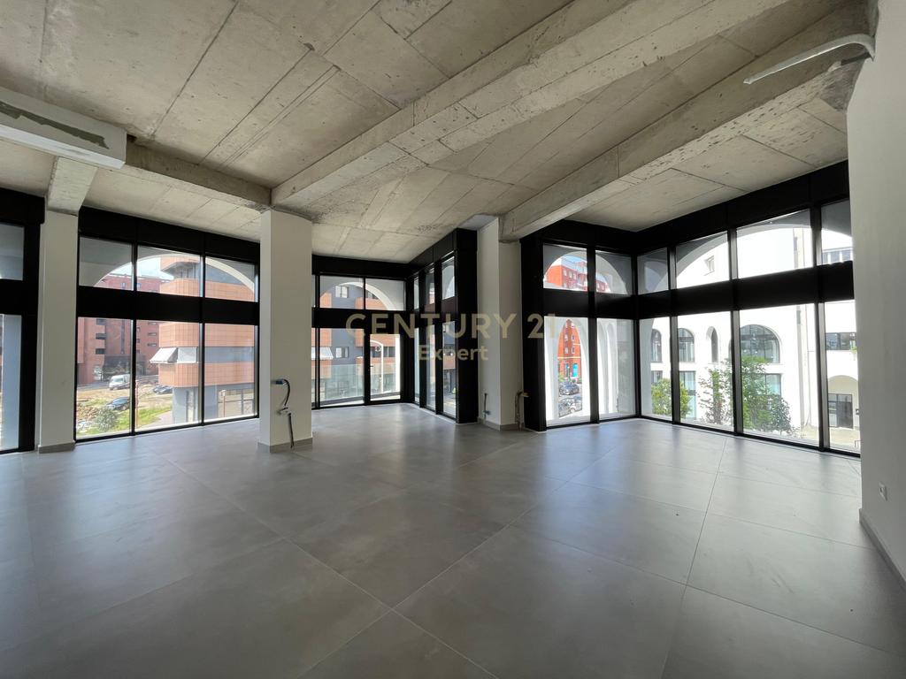 COMMERCIAL UNIT FOR RENT IN RIVER RESIDENCE!!
