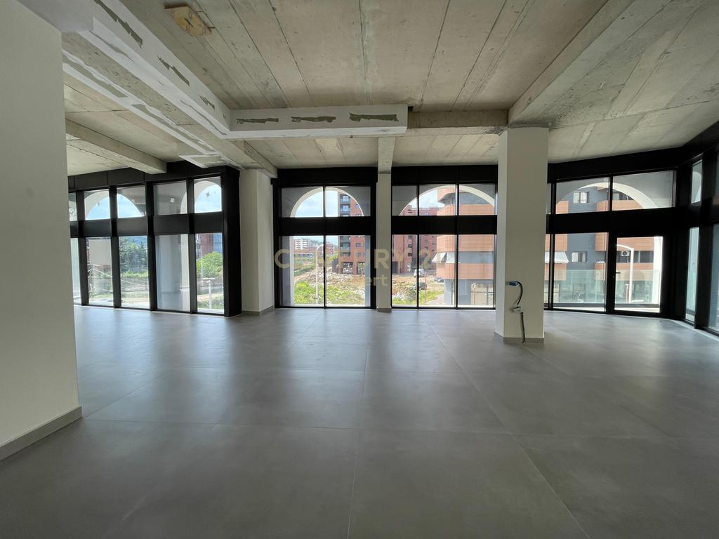 COMMERCIAL UNIT FOR RENT IN RIVER RESIDENCE!!