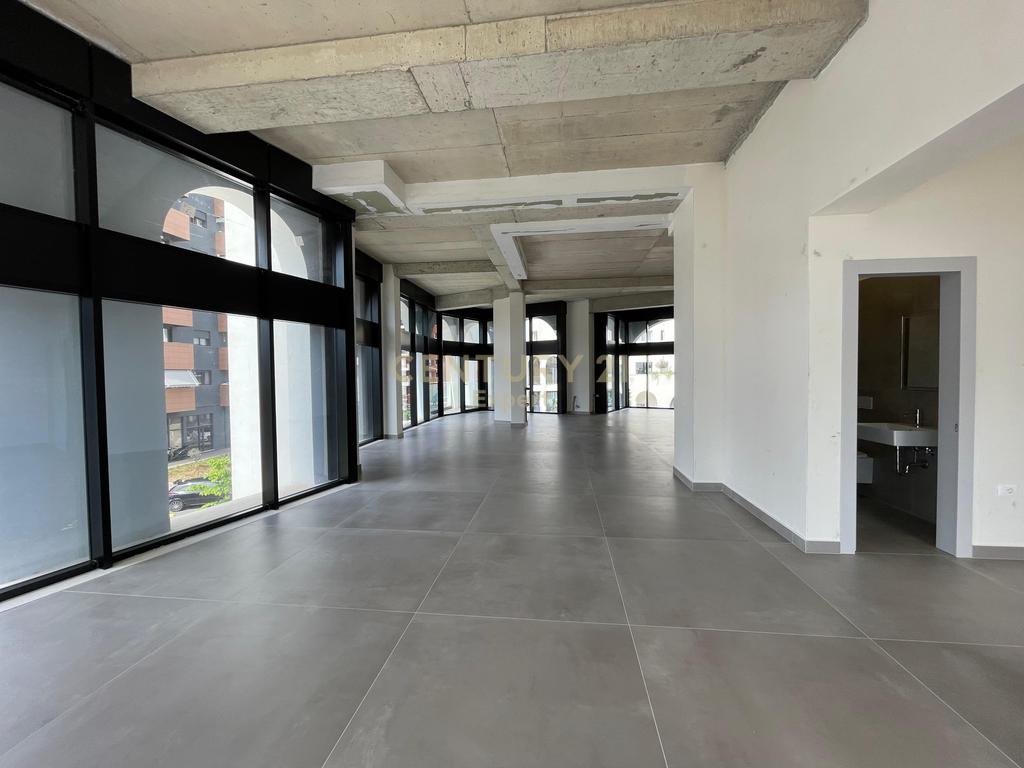 COMMERCIAL UNIT FOR RENT IN RIVER RESIDENCE!!