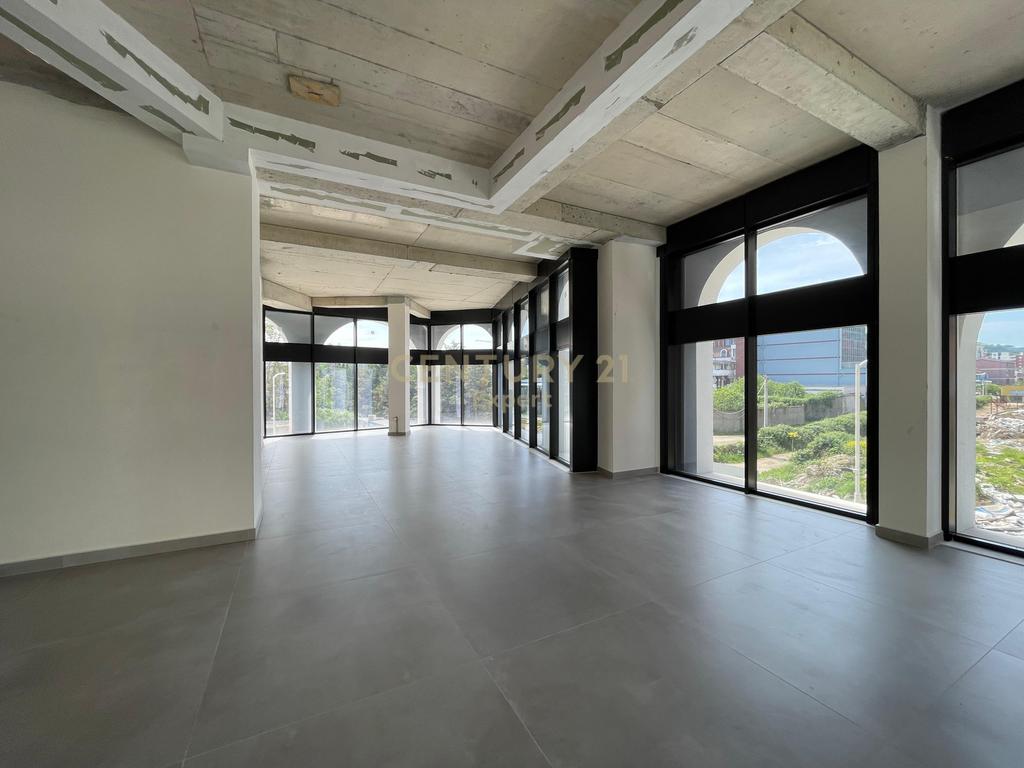COMMERCIAL UNIT FOR RENT IN RIVER RESIDENCE!!