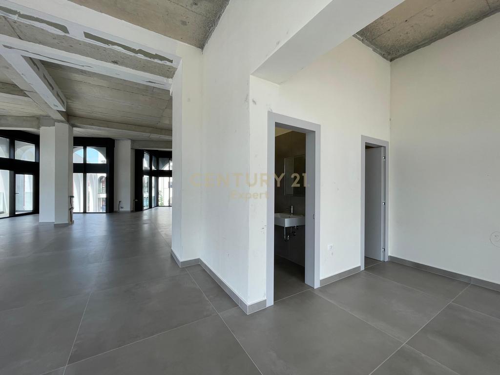 COMMERCIAL UNIT FOR RENT IN RIVER RESIDENCE!!