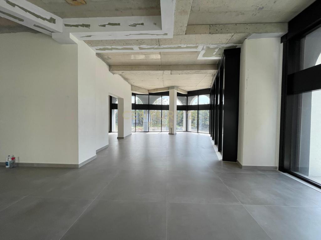 COMMERCIAL UNIT FOR RENT IN RIVER RESIDENCE!!