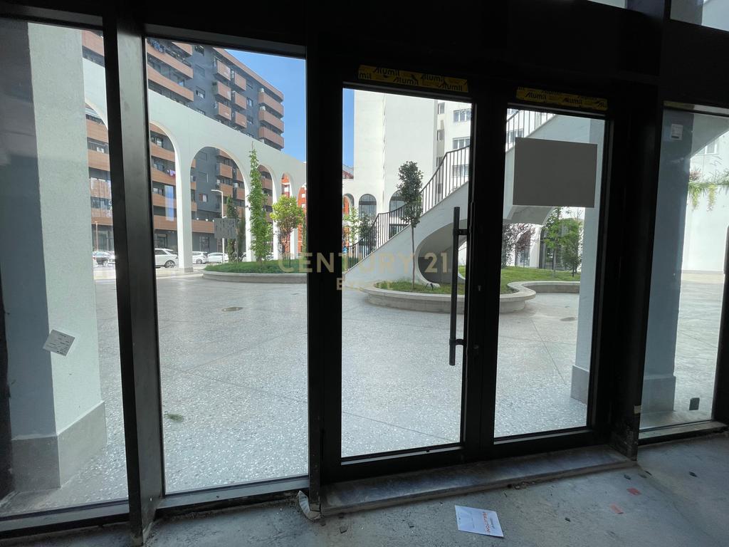 COMMERCIAL UNIT FOR RENT IN RIVER RESIDENCE!!