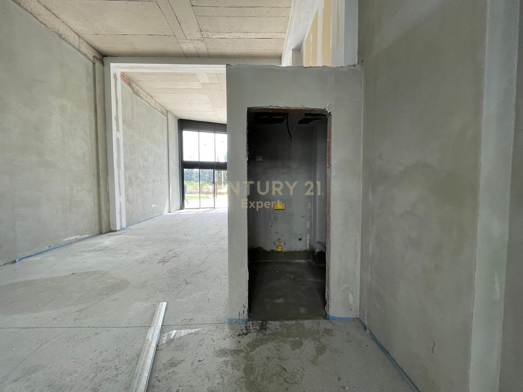 COMMERCIAL UNIT FOR RENT IN RIVER RESIDENCE!!