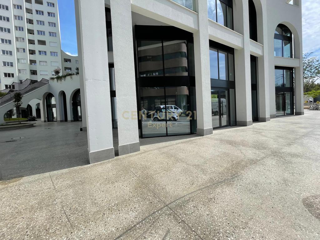 COMMERCIAL UNIT FOR RENT IN RIVER RESIDENCE!!