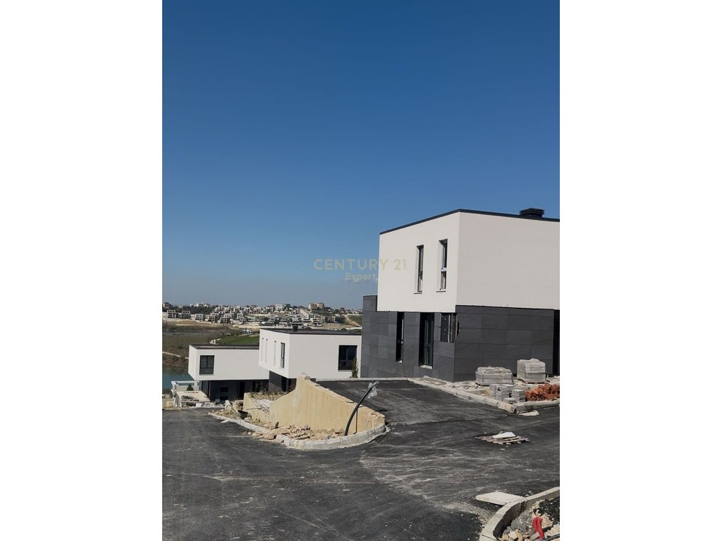 VILLA FOR SALE IN ONE OF THE RESIDENCES IN THE AREA OF FARKA!