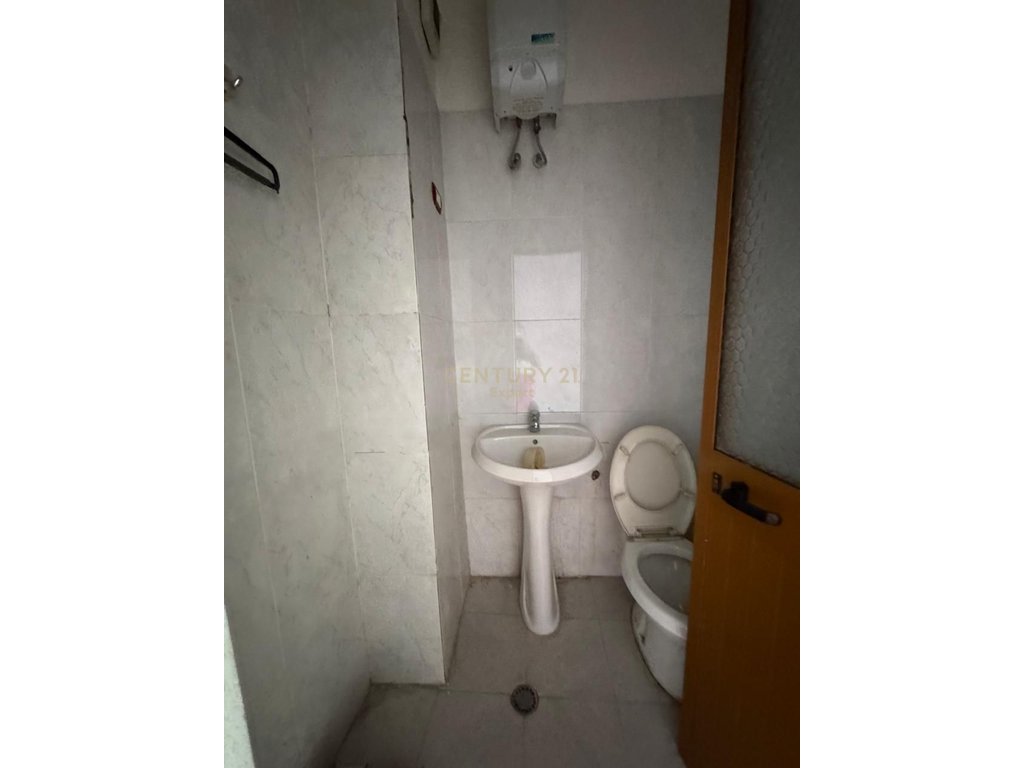 FOR RENT SHOP BEHIND GLOBE CENTER!