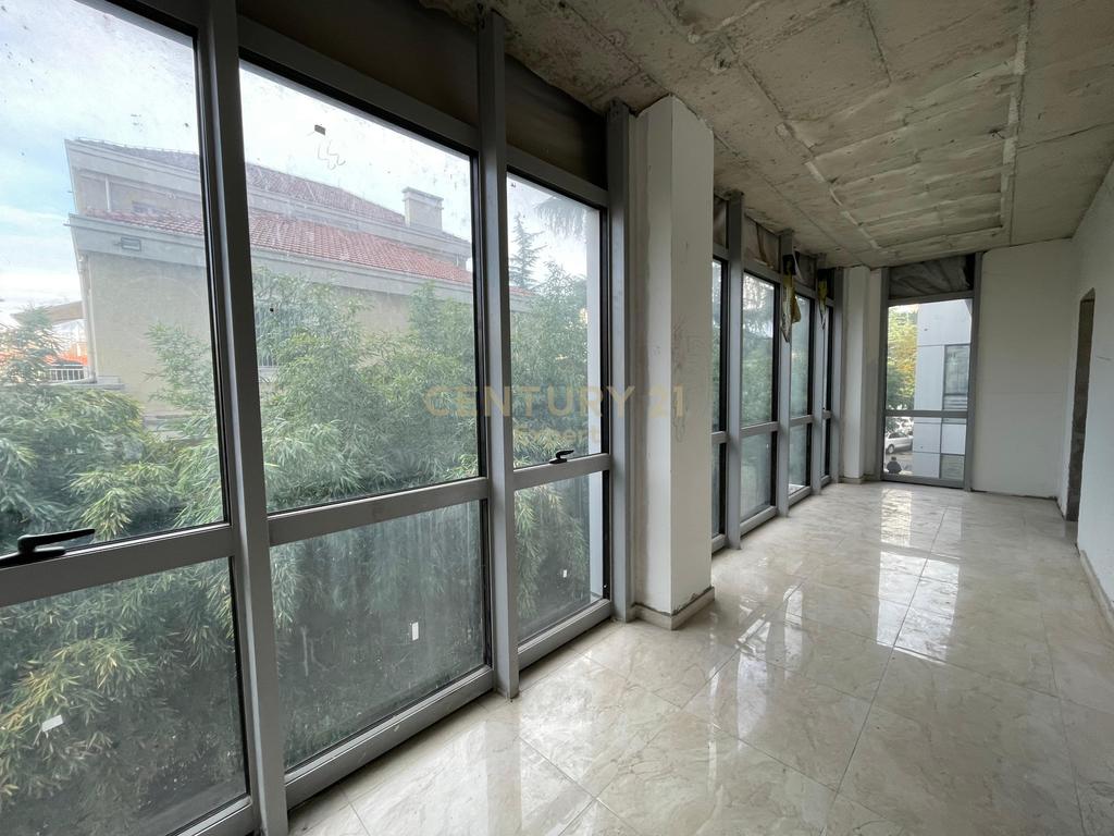 COMMERCIAL UNIT FOR RENT NEAR THE TWIN TOWERS!