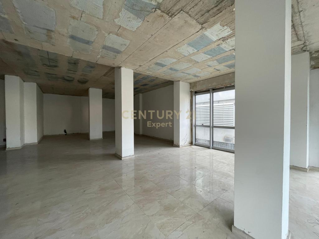 COMMERCIAL UNIT FOR RENT NEAR THE TWIN TOWERS!