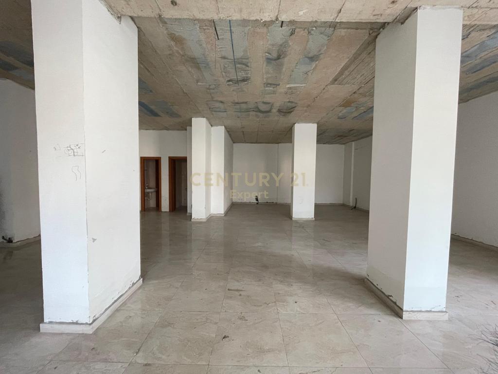 COMMERCIAL UNIT FOR RENT NEAR THE TWIN TOWERS!