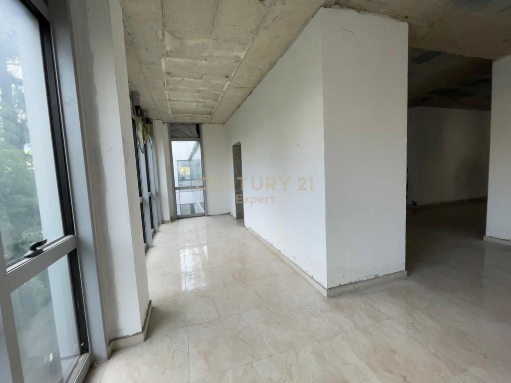 COMMERCIAL UNIT FOR RENT NEAR THE TWIN TOWERS!