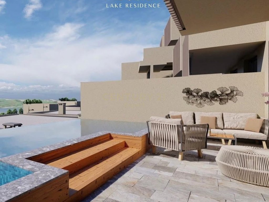 VILE WITH POOL FOR SALE IN SWAN LAKE RESIDENCES!